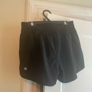 Lululemon TRACKER SHORT V *4" Size 8